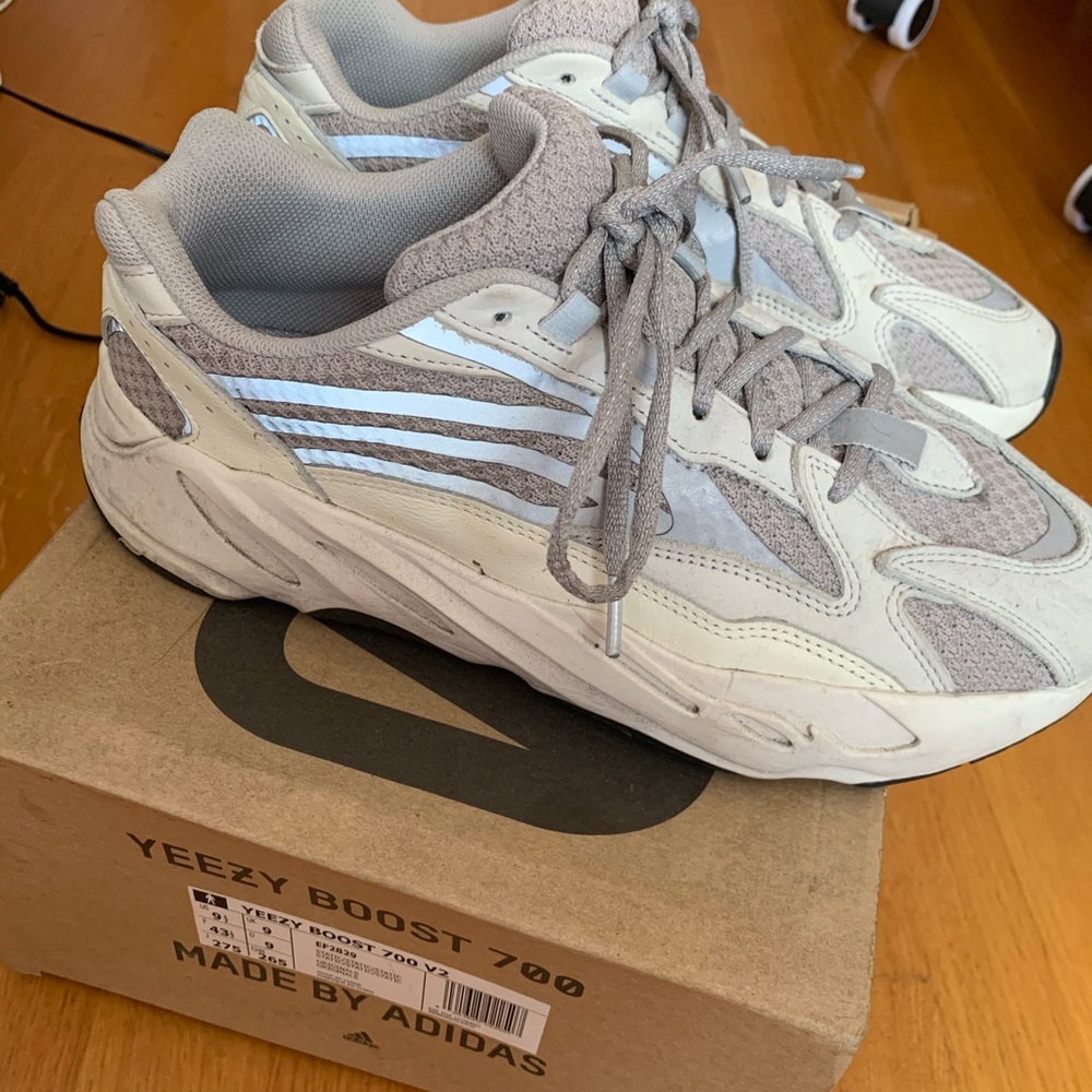 Yeezy boost 700 v2 static